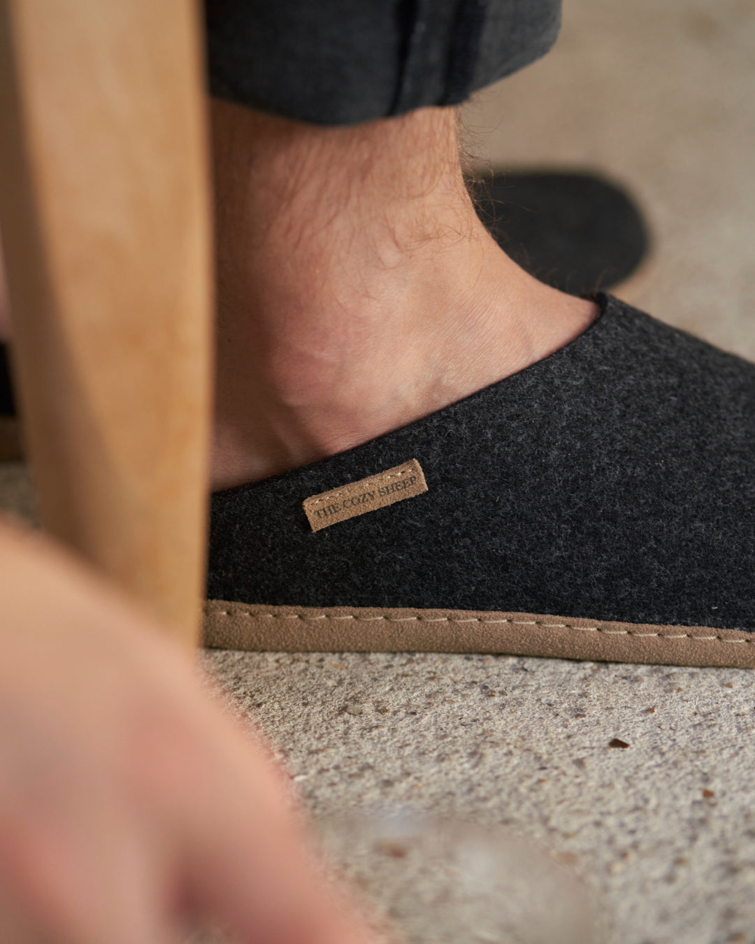 Filttofflor med mockasula - Grafitgrå