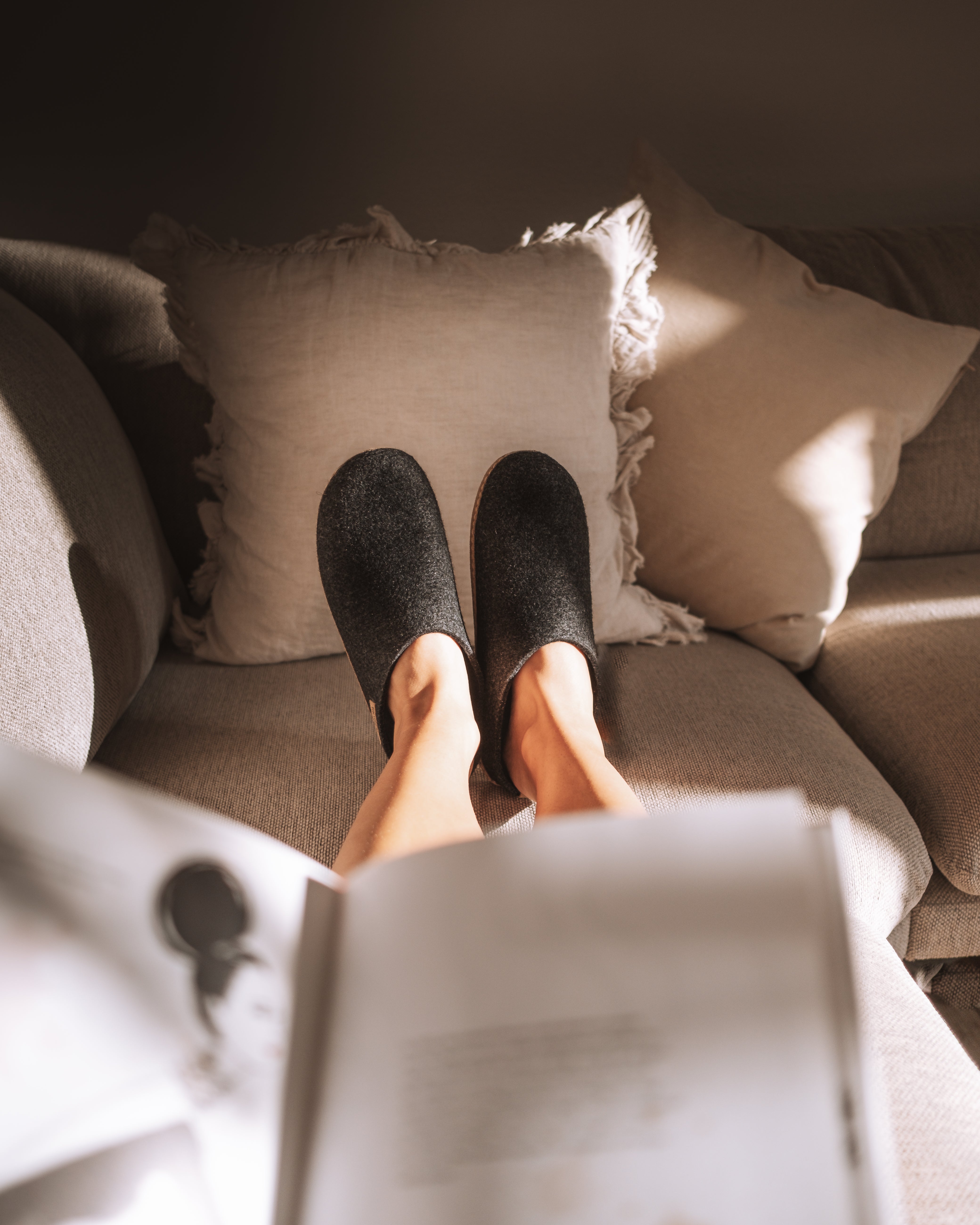 Filttofflor med mockasula - Grafitgrå