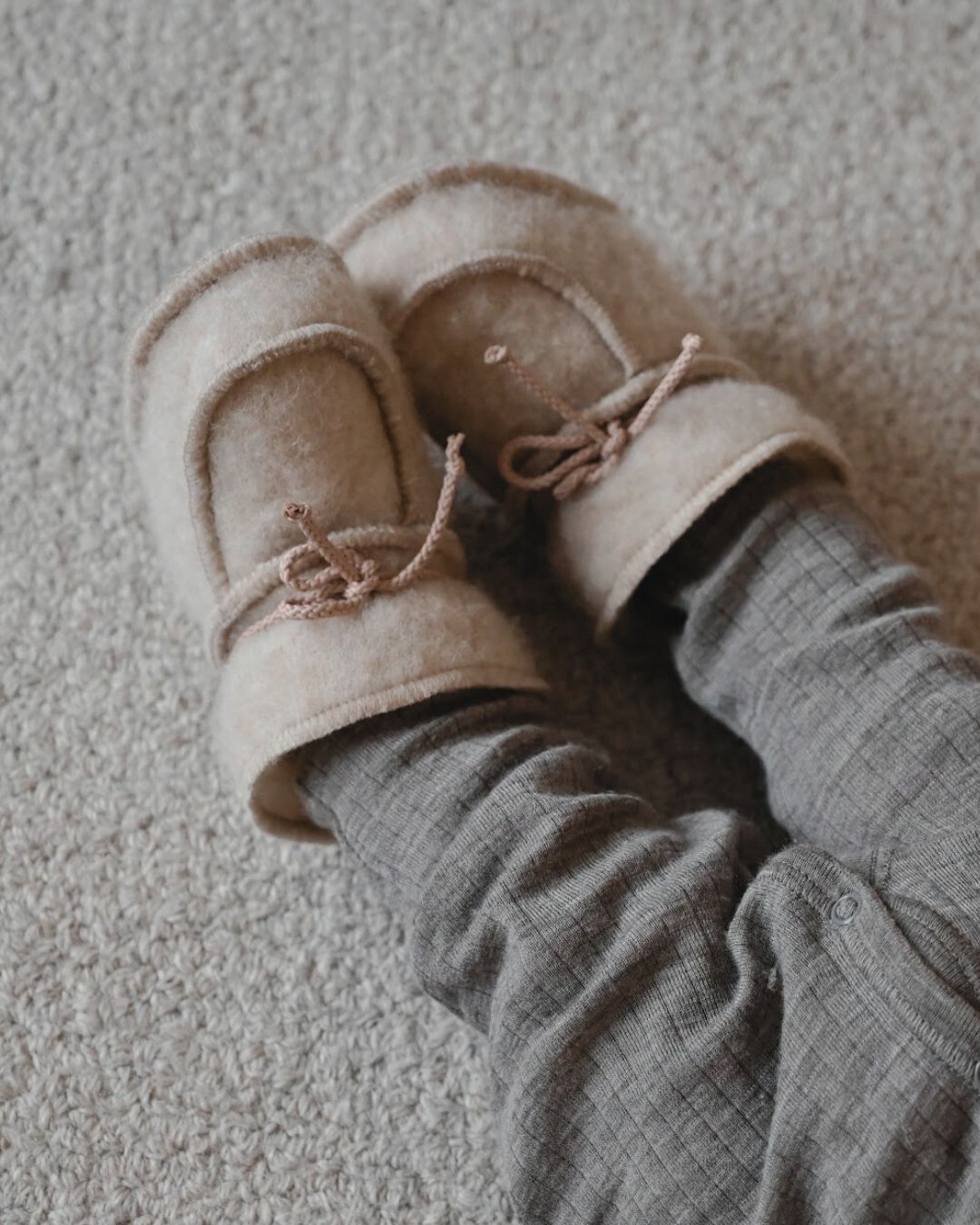 Babyhjemmesko i uld - Beige (3-6 måneder) - The Cozy Sheep