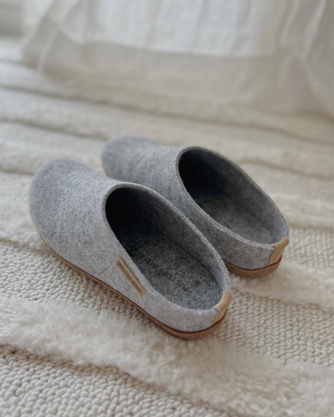 Tøffel med gummisål – Lysegrå - The Cozy Sheep