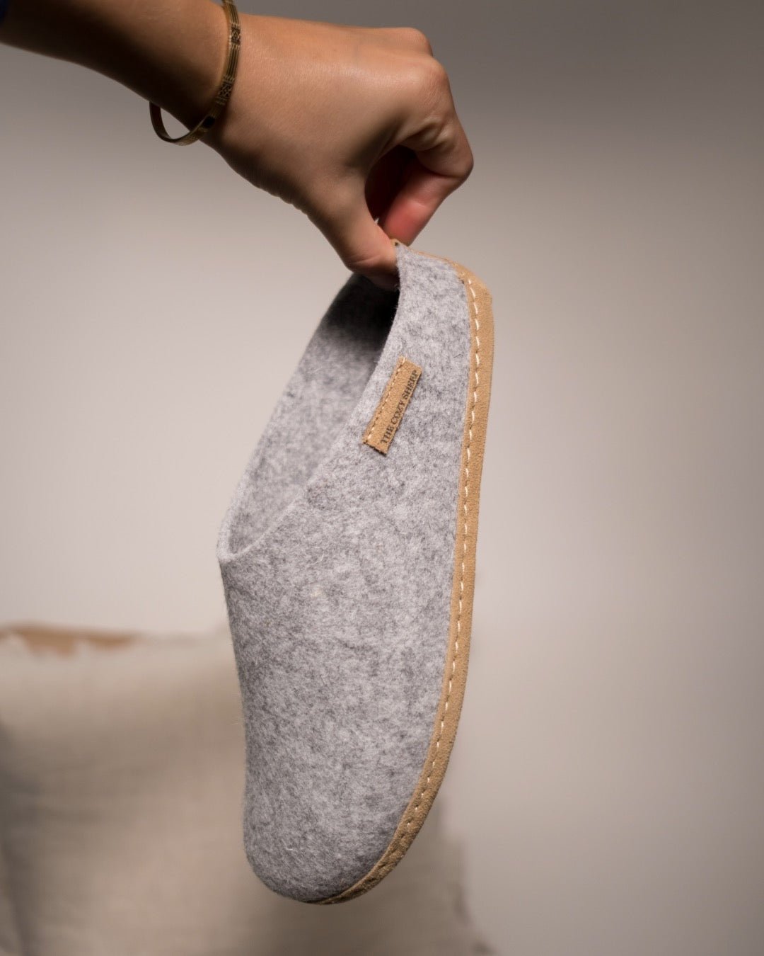 Tøffel med skindsål – Lysegrå - The Cozy Sheep