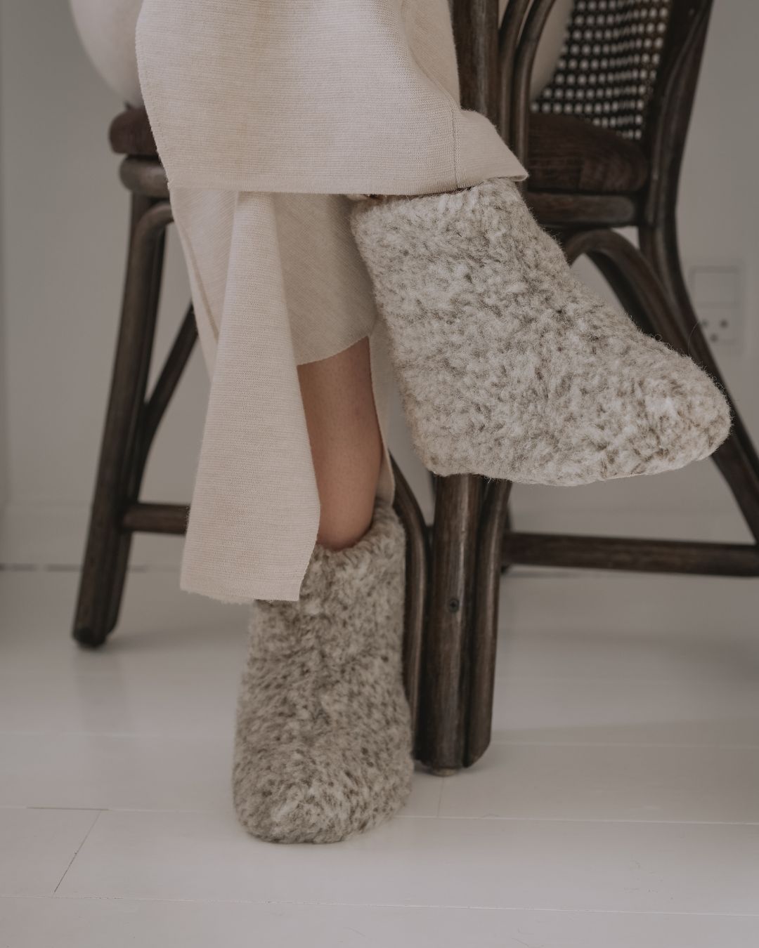 Uldhjemmesko – Lysegrå (Høj model) - The Cozy Sheep