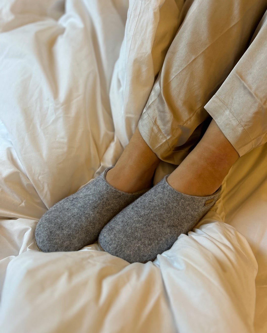 Tøffel med gummisål – Lysegrå - The Cozy Sheep